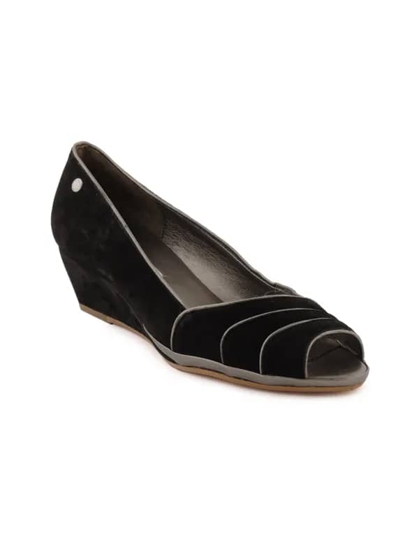 Enroute Women Black Wedges