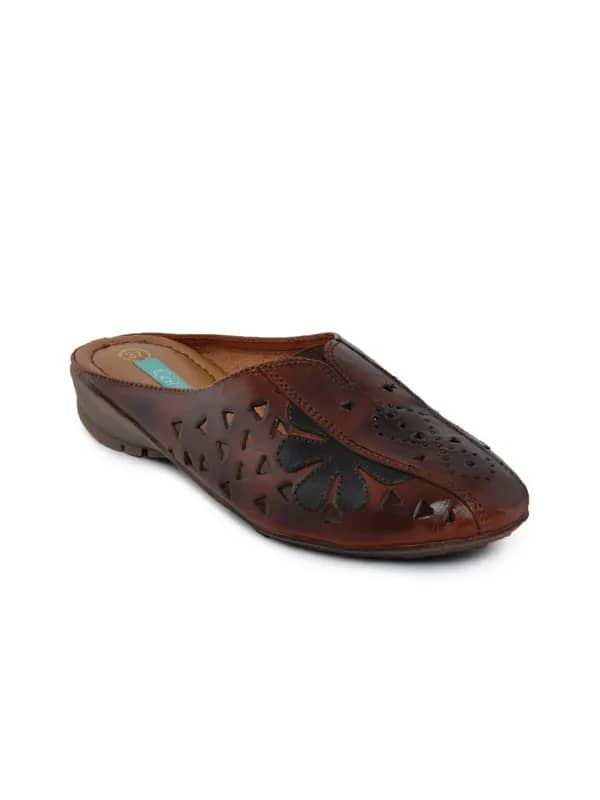 Catwalk Women Closed Brown Flats